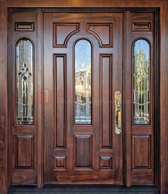 Железная классическая дверь с массивом дуба и витражом ВЖ-18 в Мытищах
